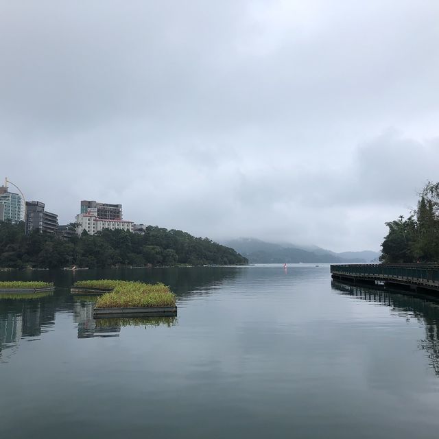 煙雨濛濛日月潭