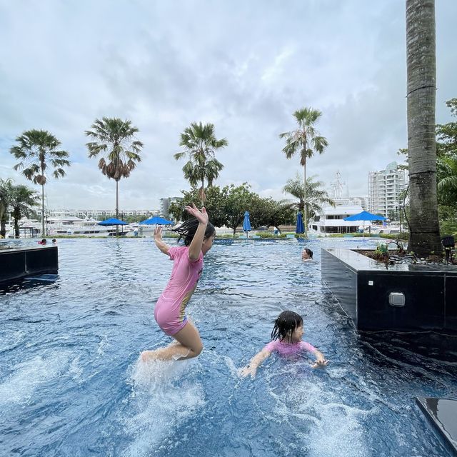 Luxurious pool at Sentosa Cove 