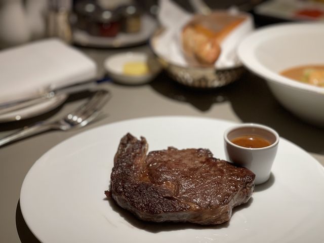 推薦指數滿分⭐️⭐️⭐️⭐️⭐️St. Regis豪華住宿，管家服務💁🏻‍♂️早餐鮑魚粥，其他食物豐富⭐️⭐️⭐️⭐️⭐️