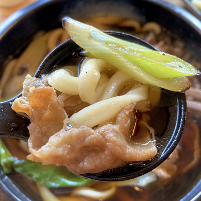 쫄깃한 우동면과 불향 가득한 국물맛이 일품! ‘홍대 겐로쿠우동’