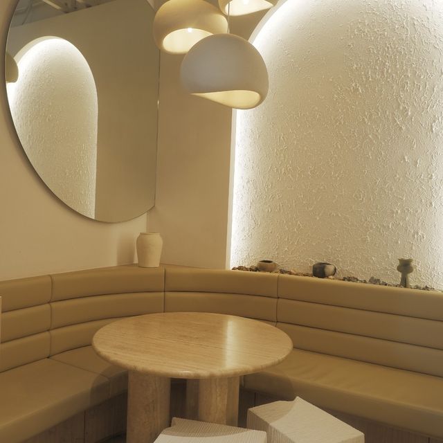 屋邨內的白色Cafe，配角奶茶雪糕好突出