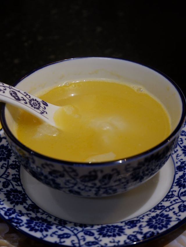金黃雞湯火鍋，必吃鹹蛋黃響玲 