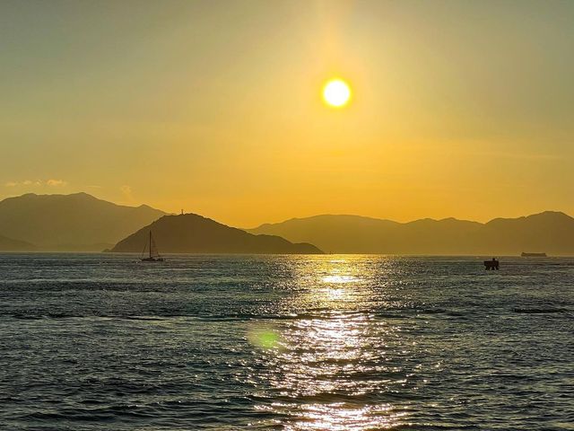 West Ring Day Trip Date: Sweet check-in under the invincible sunset sea view.