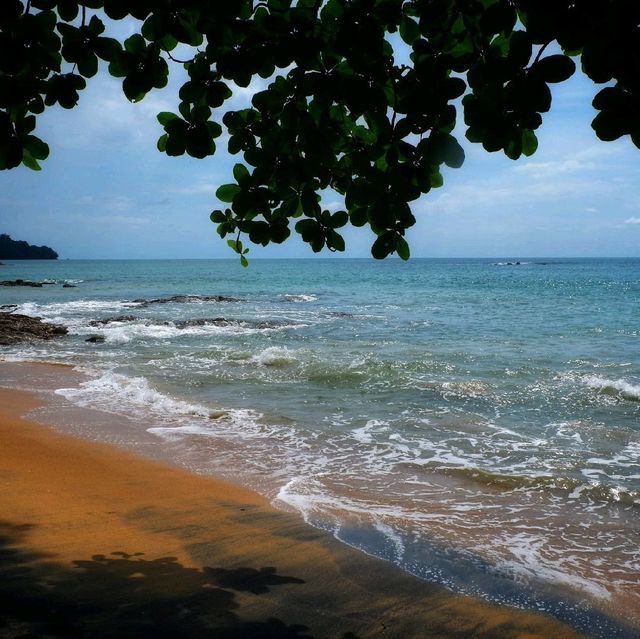 หาดนางทอง หรือ หาดทรายสีดำ