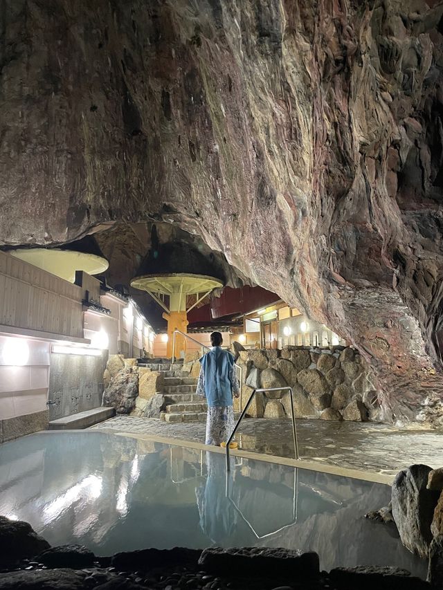 竜宮城！？荒波がせまる大迫力の洞窟温泉がやばかった！