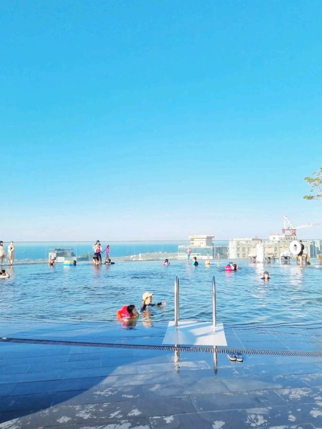 압도적인 뷰의 루프탑 수영장