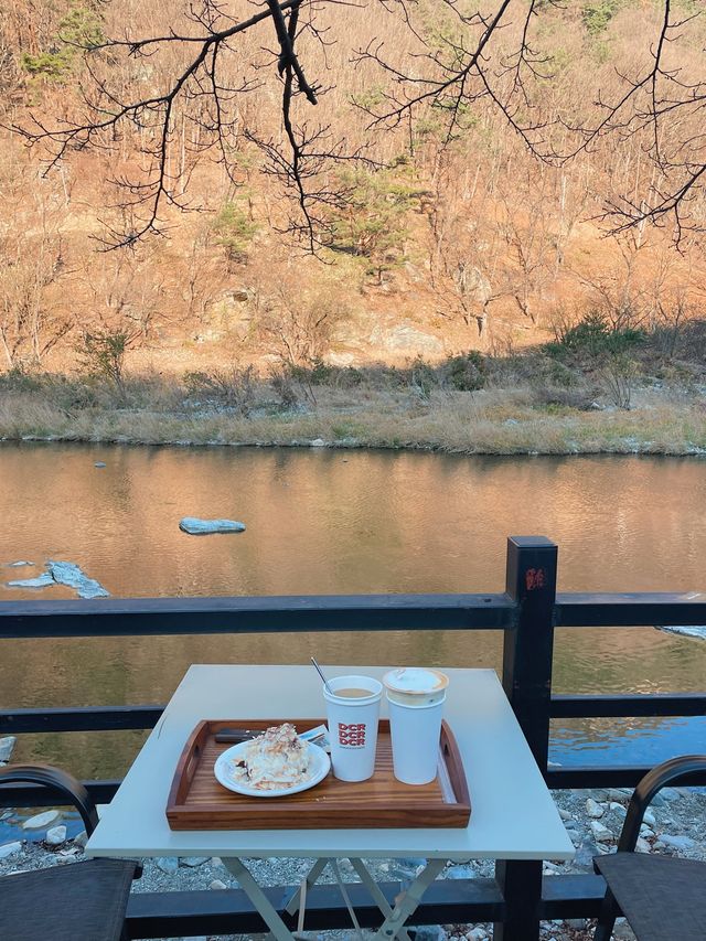 단장천이 흐르고 있는 아름다운 밀양 카페 "단장면 커피로스터스" 