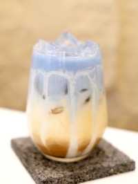 奶白色同木系為主調 Cafe