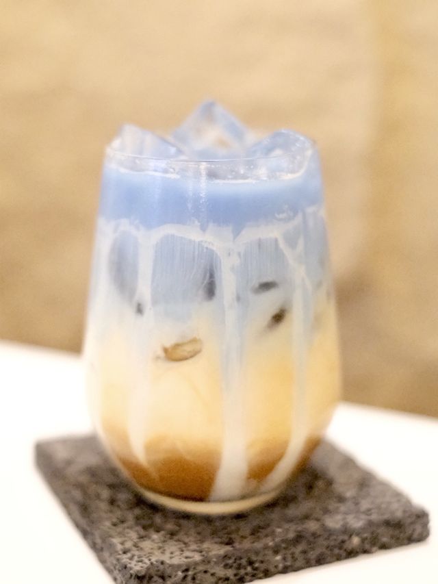 奶白色同木系為主調 Cafe