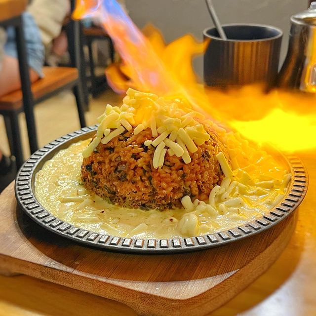 【OPPA Coffee Bar Restaurant - 超長拉絲🔥必點熔岩芝士炒飯】