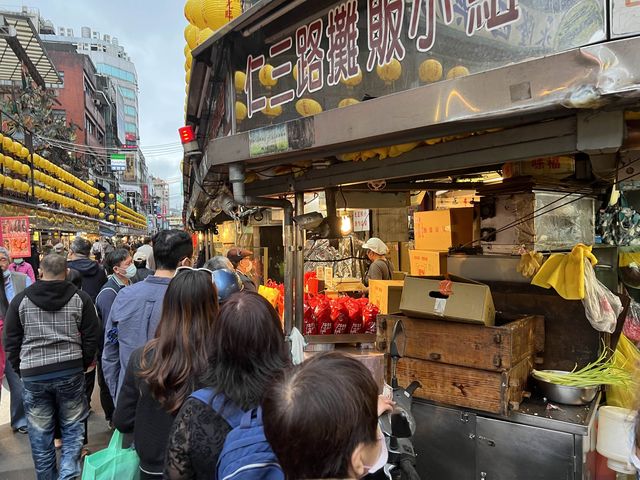 來補年貨囉～基隆廟口金興蔴粩，大牌長龍，花生糕居然沒賣