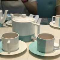 A cafe in a Tiffany Blue jewellery box