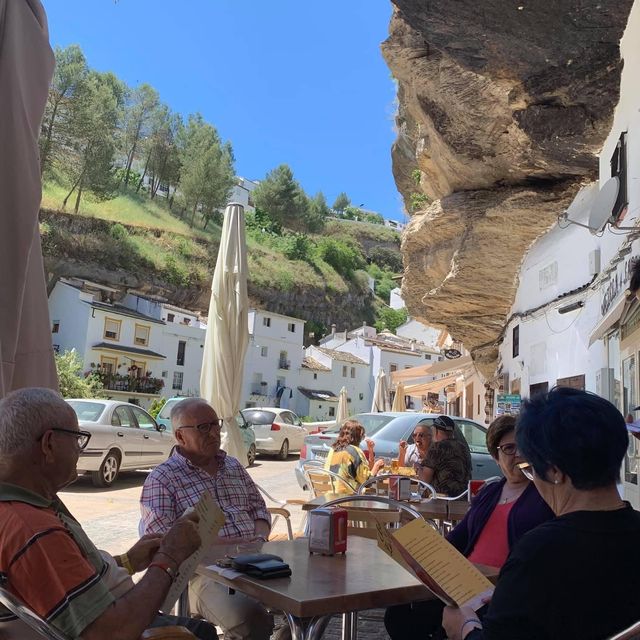Setenil de las Bodegas สร้างบ้านใต้หินในสเปน