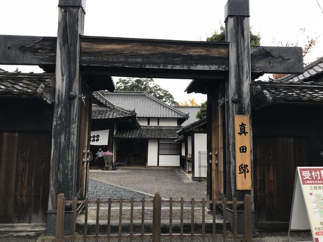 【長野】古いお城に紅葉が映える！松代城趾をご紹介