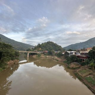 주소 - 라오스 퐁살리 주, 콰 타운 🇱🇦

분위기/위치 - 콰 타운은 베트남으로 가는 길이 있는 퐁살리 주에 있는 마을입니다. 버스 정류장이 있고, 우 강이 흐르는 작은 마을로, 수로를 통해 이동할 수 있습니다. 따라서 팡학 국경이나 디엔비엔푸 국경으로 이동하는 사람들에게 수로와 육로 교통의 중요한 도시입니다. 🇻🇳

콰 타운에는 호텔과 숙박 시설이 많지 않으며, 식당도 거의 없습니다. 콰 타운을 방문하는 대부분의 사람들은 우 강을 따라 크루즈를 타고 우 강변의 아름다운 자연을 감상하거나, 루앙프라방 주 응오이 타운으로 가는 크루즈를 선호합니다. 🚢

#VisitLaos