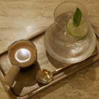 屋邨內的白色Cafe，配角奶茶雪糕好突出