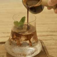 屋邨內的白色Cafe，配角奶茶雪糕好突出