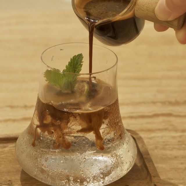 屋邨內的白色Cafe，配角奶茶雪糕好突出