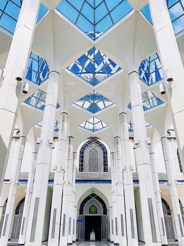 Kuala Lumpur's offbeat check-in spot 🦋 The only blue mosque in the world that scores full marks for healing.