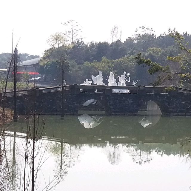 七彩斑斕的地下鐘乳石