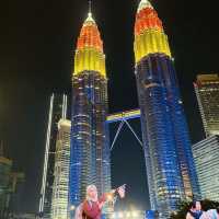 ตึกแฝดเปโตรนาส (Petronas Twin Towers) มาเลเซีย