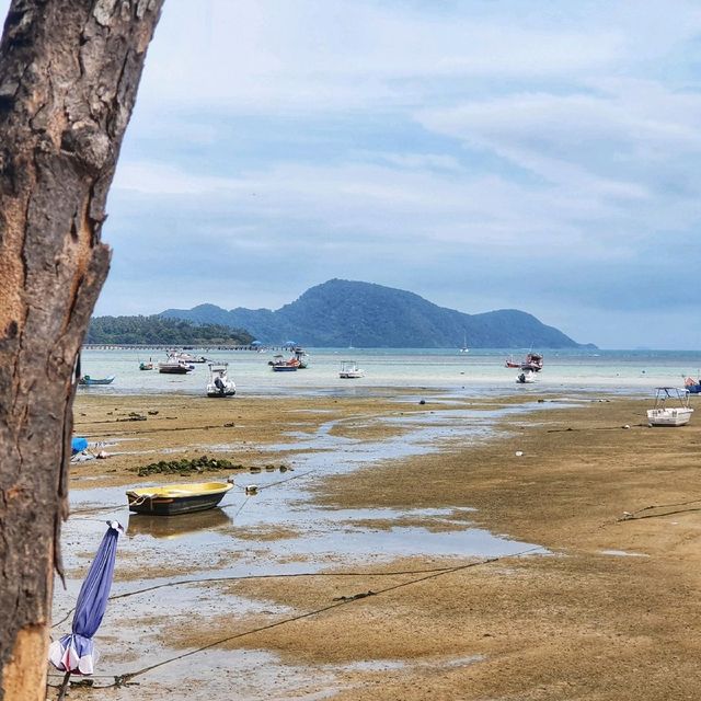 หาดสวย เรือมากมาย