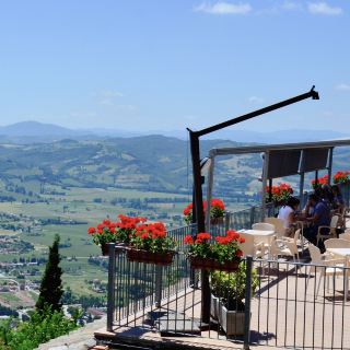 กระเช้าลอยฟ้ากรงนกกุบบิโอในอิตาลีตอนกลาง! ยืนชมทิวทัศน์เมืองโบราณ