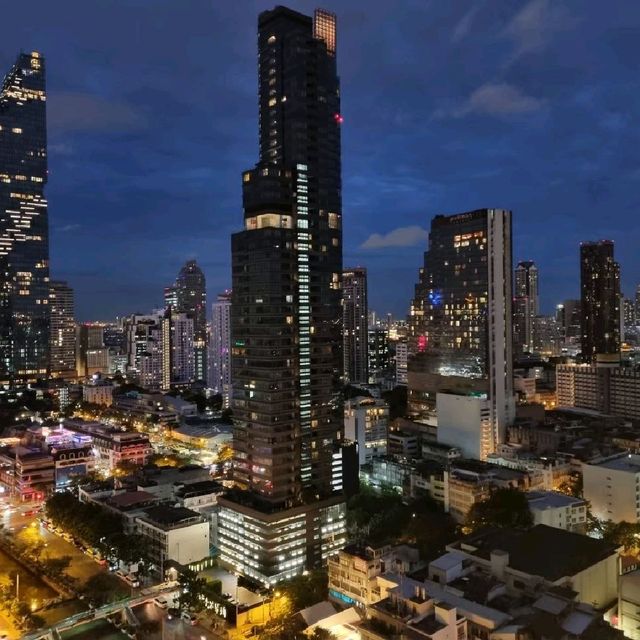 akaaza rooftop bar ใน โรงแรม Amara Bangkok