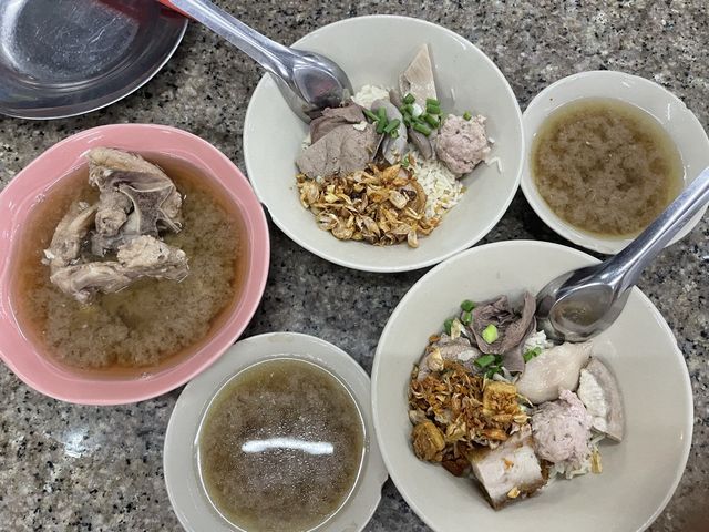 ข้าวต้มแห้งภูเก็ต ที่แถวยาวเหยีดฃยด แต่ต้องไปลอง