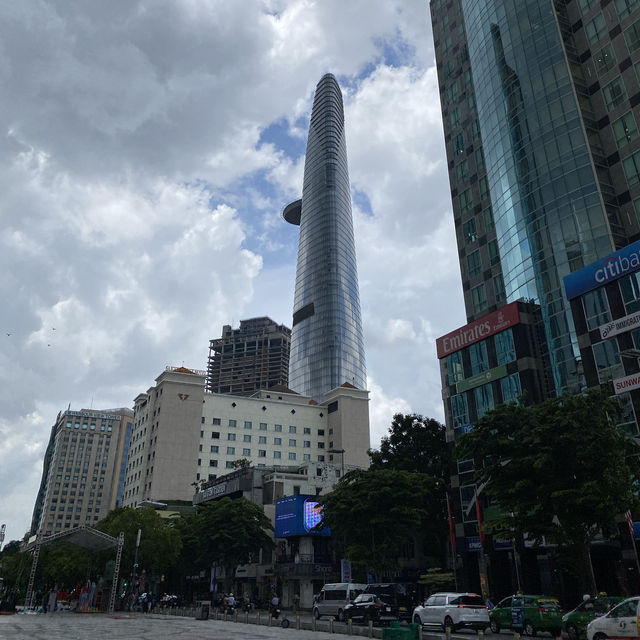 Hello! Ho Chi Minh Square เช้ายันค่ำ