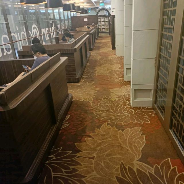 Library within a shopping mall 
