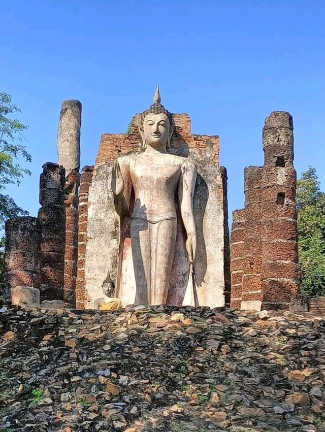 恭請踏上天梯...... Wat Saphan Hin