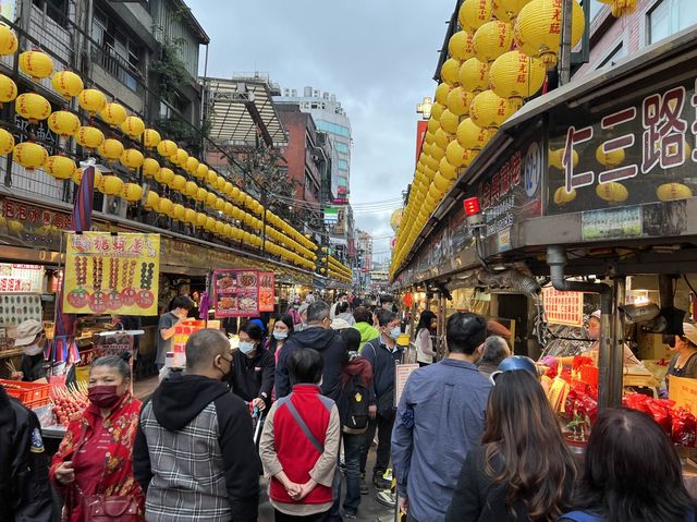 來補年貨囉～基隆廟口金興蔴粩，大牌長龍，花生糕居然沒賣