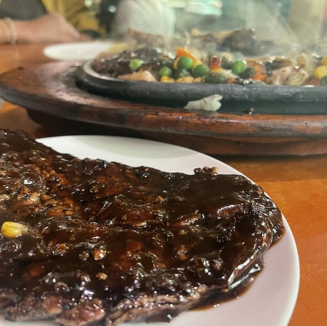 푸네의 60여 년 전통의 시즐러 맛집 “The Place Touche the Sizzler”
