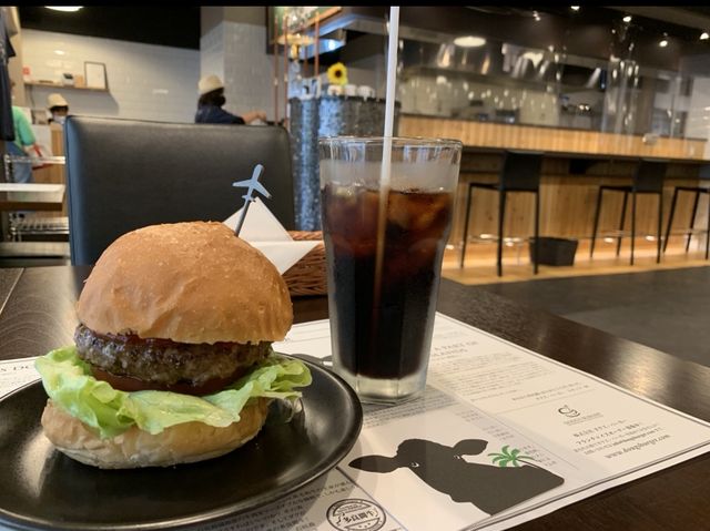 沖縄　石垣島ダグズ・バーガーのプレミアム多良間牛バーガーに大満足❗️