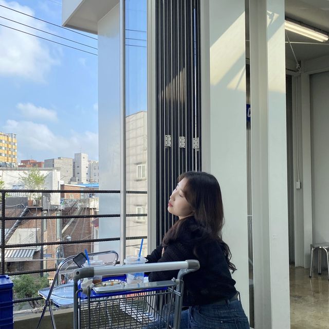 그냥 테이블 아니고 카트테이블! 시원한 색감과 하이틴 감성이 돋보이는 연남동 카페 <피프티인더카트>