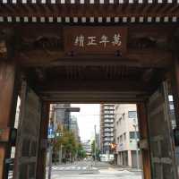 承天寺通りと博多千年門