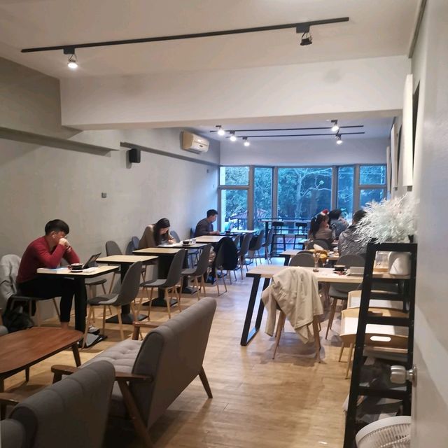 台中景觀咖啡館推薦～「Raven Coffee」超美咖啡拉花～寵物友善餐廳 