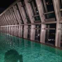 新板希爾頓絕美高空無邊際泳池