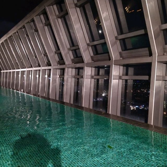 新板希爾頓絕美高空無邊際泳池