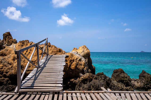 เกาะขาม | สัตหีบ น้ำทะเลใสหาดทรายนุ่ม