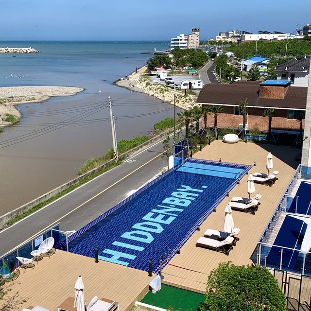 히든베이 수영장 데크와 바다 전망 — 루프탑 오션뷰