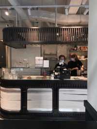 【上環cafe】黑色主調 渡假感重嘅cafe！食物+打卡一流！