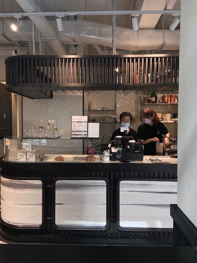 【上環cafe】黑色主調 渡假感重嘅cafe！食物+打卡一流！
