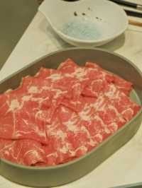 櫻花樹下台式火鍋，真材實料的湯底和高質牛肉 
