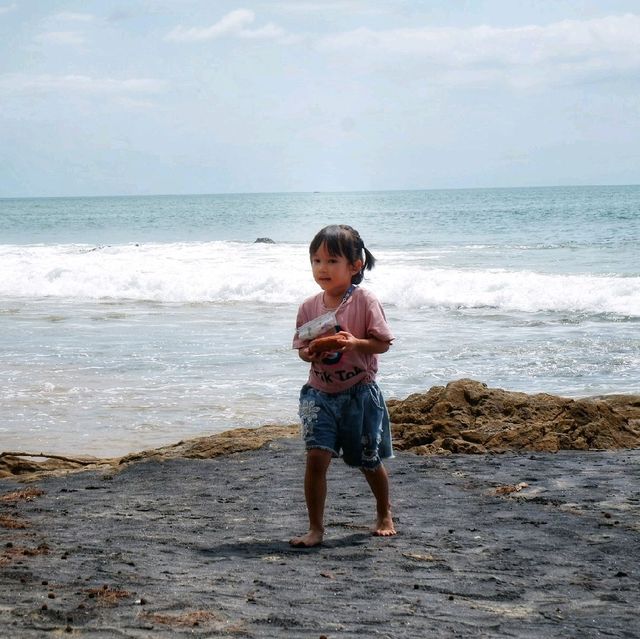 หาดนางทอง หรือ หาดทรายสีดำ