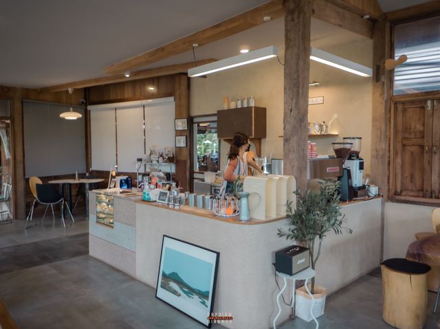 คาเฟ่บ้านไม้ cozy ที่ผสมผสานความล้านนาได้อย่างลงตั