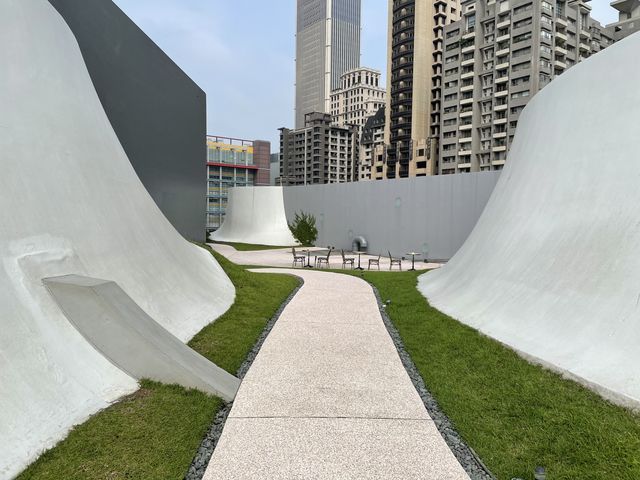 台中最美地標~可以吹冷氣看看表演之外 裡面還可以逛逛文青的商店跟吃美食