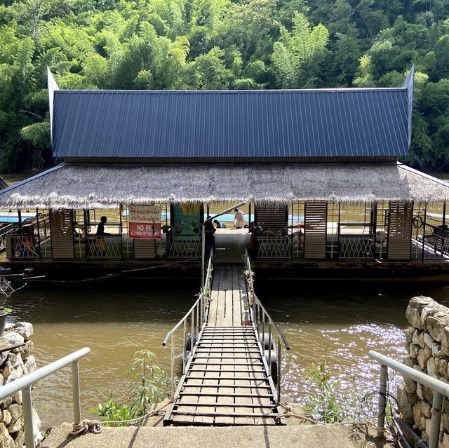 นั่งเรือล่องแม่น้ำแคว, กาญจนบุรี