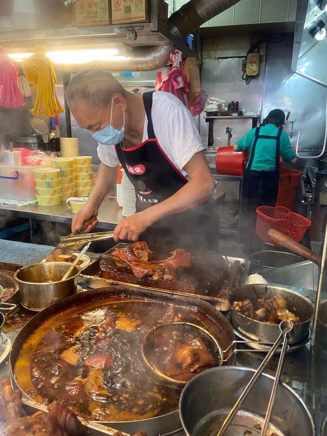 ［台北/大同］ 老牌張豬腳飯🐖｜台北大同區美食 發油光的豬腳 怎麼可以那麼Q那麼好吃🥰 
